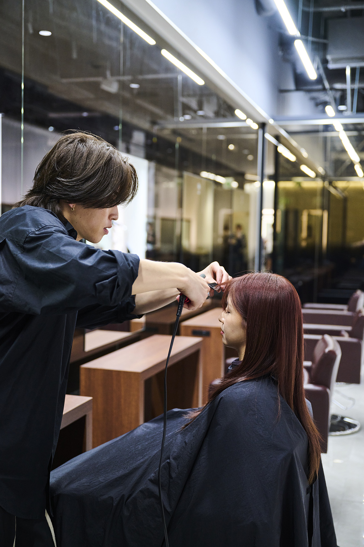 前髪をオンベースで引き出す。額の丸みに沿って、自然に落ちるようにする。